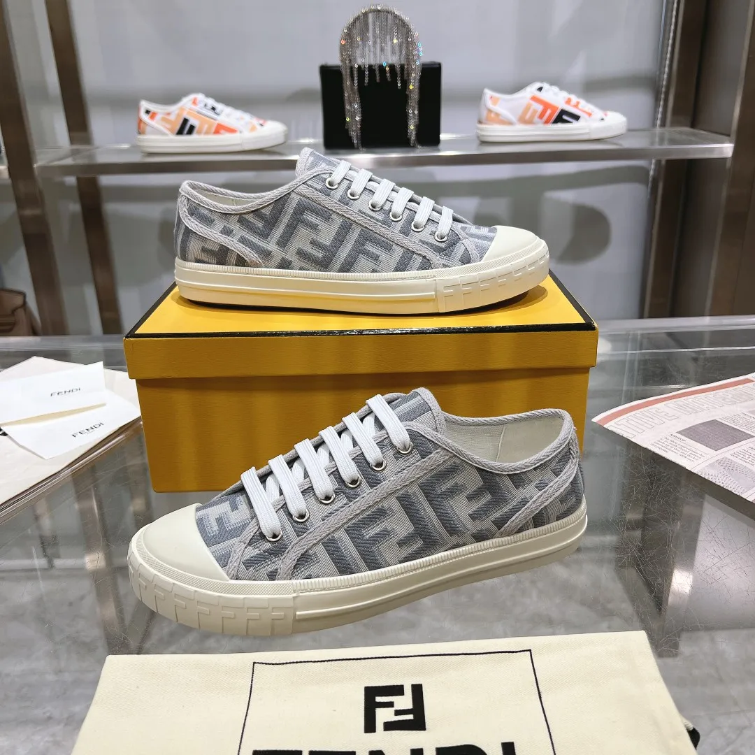 Couple style 💰460❤️Fendi Fendi's latest couple canvas shoes ❑ Fabric: Original customized imported jacquard canvas material ❑ Inner lining: Imported canvas material ❑ Sole: Original molded non-slip TPU outsole ❑ Bottom thickness: 2.5cm ❑ Size: Women's 35-40/Men's 39-45